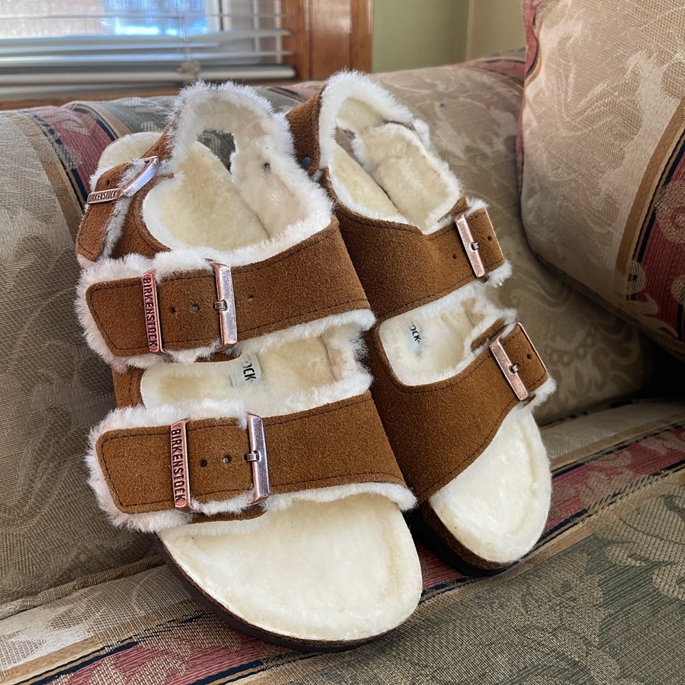 Milano Suede Shearling Suede Leather-Shearling. Size 8 -8.5 Women 
N22-09